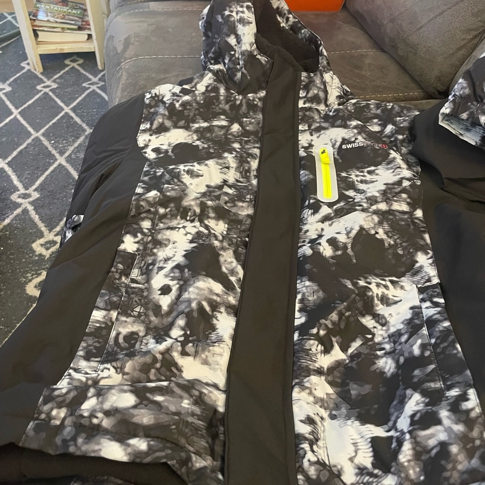 Boys large 10-12 Swiss Tech Jacket never worn (without tag)